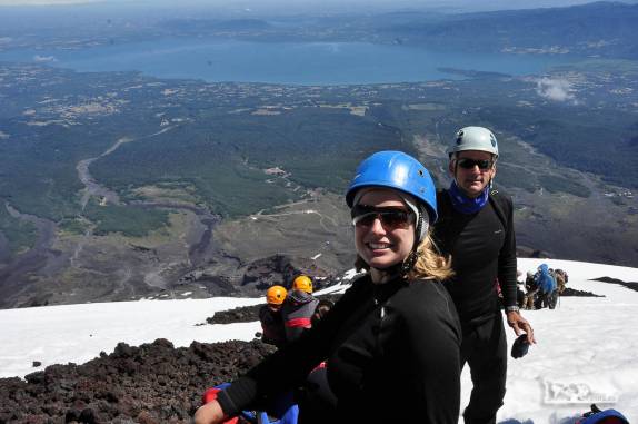 Tempo para descansar na longa subida do vulcão Villarrica, região de Pucón, no sul do Chile